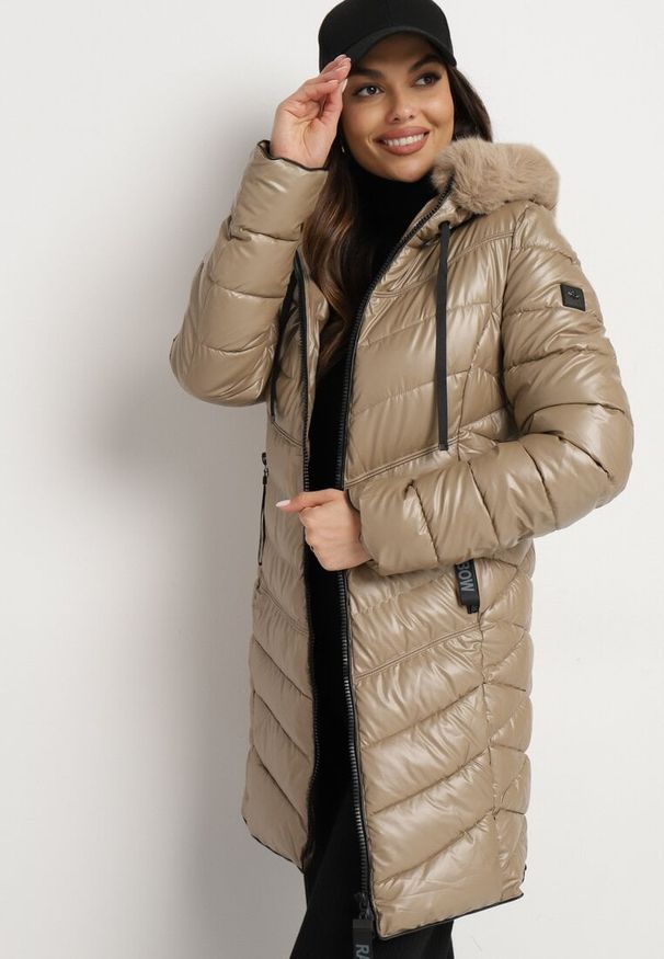 Born2be - Ciemnobeżowa Pikowana Kurtka z Kapturem i Futerkiem z Możliwością Odpięcia Elentina. Okazja: na co dzień, na spotkanie biznesowe, do pracy. Typ kołnierza: kaptur. Kolor: beżowy. Materiał: futro. Styl: biznesowy, casual