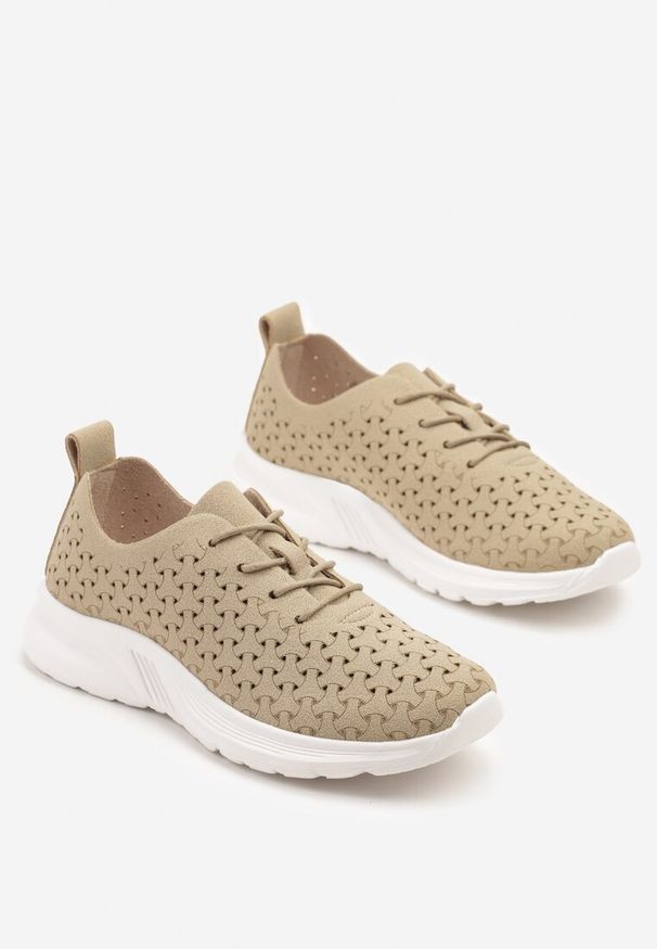Renee - Ciemnobeżowe Sneakersy Ozdobione Ażurowym Wzorem Sareldi. Okazja: na co dzień. Kolor: beżowy. Materiał: jeans. Wzór: ażurowy, aplikacja