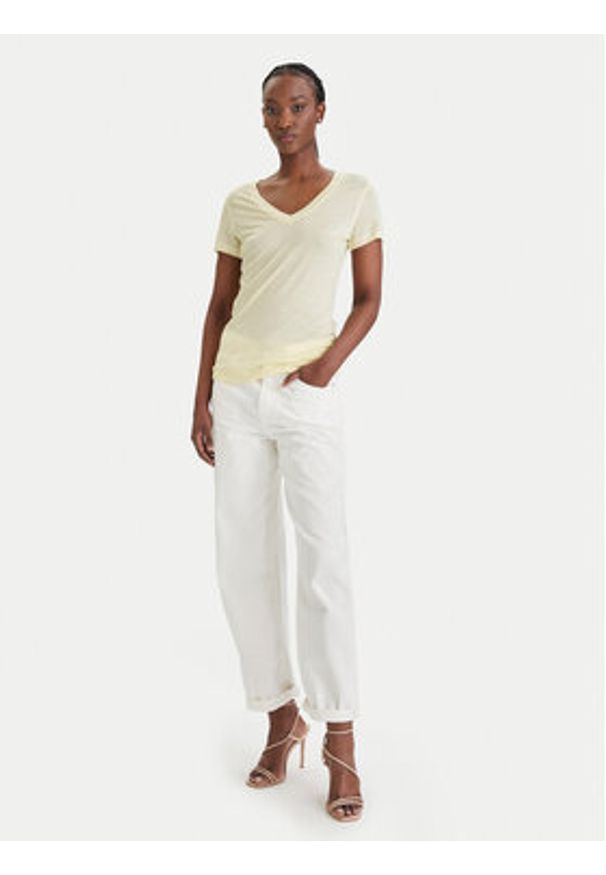 Guess T-Shirt W5GP31 KCSX2 Żółty Classic Fit. Kolor: żółty. Materiał: lyocell