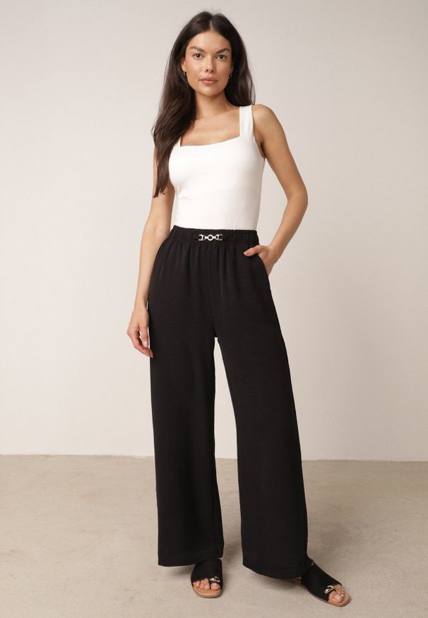Born2be - Czarne Spodnie Casual o Szerokim Kroju z Wysokim Stanem i Aplikacją Hystoinne. Okazja: na co dzień. Stan: podwyższony. Kolekcja: plus size. Kolor: czarny. Długość: długie. Wzór: aplikacja. Styl: casual
