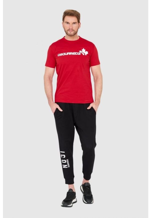 DSQUARED2 Czerwony bawełniany t-shirt z dużym logo. Kolor: czerwony. Materiał: bawełna
