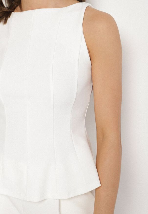 Born2be - Biała Bluzka z Wiskozą Bez Rękawów z Baskinką Linareia. Okazja: na co dzień. Kolor: biały. Materiał: wiskoza. Długość rękawa: bez rękawów. Styl: casual, elegancki