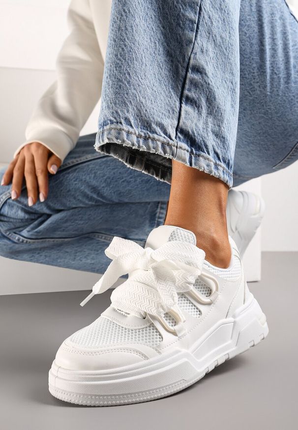 Born2be - Białe Sneakersy na Niskiej Platformie z Szerokimi Sznurówkami Gritte. Kolor: biały. Obcas: na platformie