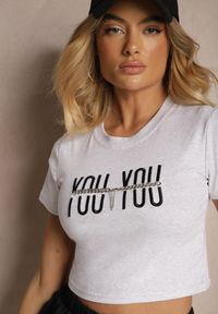 Renee - Jasnoszary T-shirt z Bawełny Ozdobiony Łańcuchem i Napisem Olithel. Okazja: na co dzień. Kolor: szary. Materiał: bawełna. Wzór: napisy, aplikacja. Styl: casual