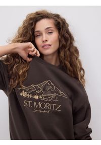 Reserved - Bluza z haftem - ciemnobrązowy. Kolor: brązowy. Materiał: dzianina, bawełna. Wzór: haft #1
