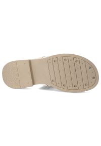 Klapki damskie Artiker, cholewka ze skóry naturalnej wsuwany fason z szerokimi paskami na płaskiej podeszwie, beżowe, 58C1629. Okazja: na co dzień. Kolor: beżowy. Materiał: skóra. Wzór: paski. Sezon: lato. Obcas: na płaskiej podeszwie. Styl: elegancki, casual #3