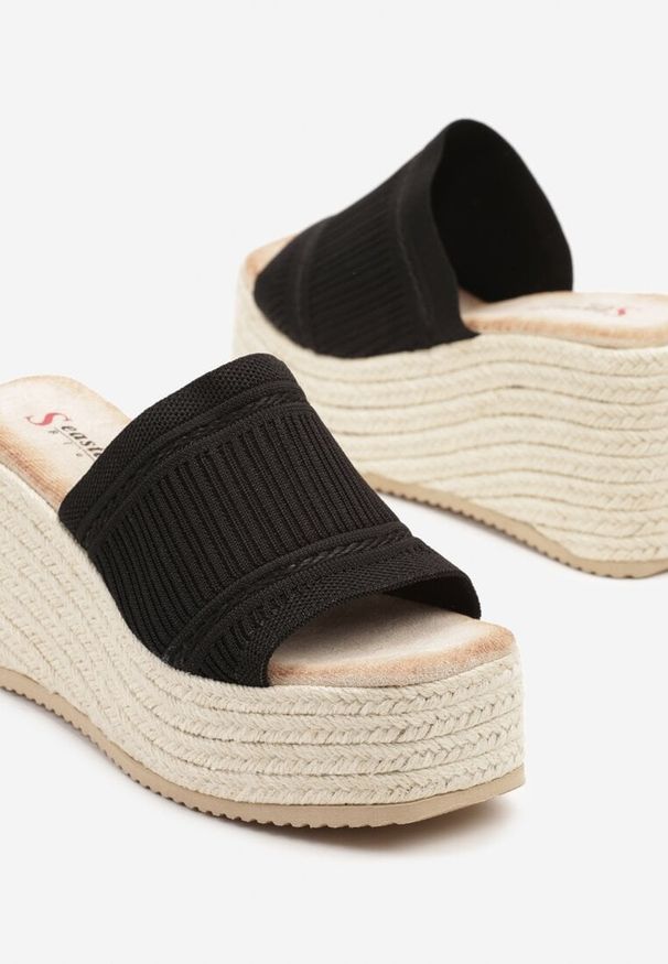 Renee - Czarne Klapki na Koturnie i Platformie z Plecionym Sznurkiem Nurisa. Okazja: na co dzień. Kolor: czarny. Sezon: lato. Obcas: na koturnie. Styl: casual