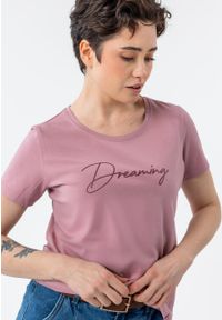 Volcano - Koszulka z napisem T-DECORE. Kolekcja: plus size. Materiał: elastan, bawełna, jeans, materiał. Długość rękawa: krótki rękaw. Długość: krótkie. Wzór: napisy. Sezon: lato. Styl: klasyczny #1