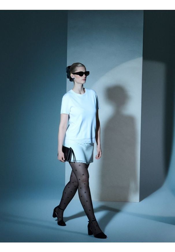 Sinsay - Swetrowa bluzka z koronką na dole i wiskozą - kremowy. Kolor: kremowy. Materiał: wiskoza, koronka. Wzór: koronka