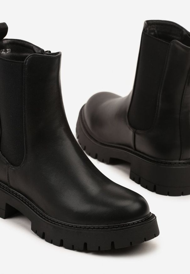 Renee - Czarne Botki Typu Sztyblety Zdobione Aplikacją Naladeia. Okazja: na co dzień. Kolor: czarny. Materiał: skóra, jeans. Wzór: aplikacja. Styl: casual