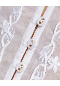 GADO GADO - Bawełniana biała sukienka mini. Kolor: biały. Materiał: bawełna. Wzór: haft, aplikacja. Typ sukienki: rozkloszowane. Długość: mini