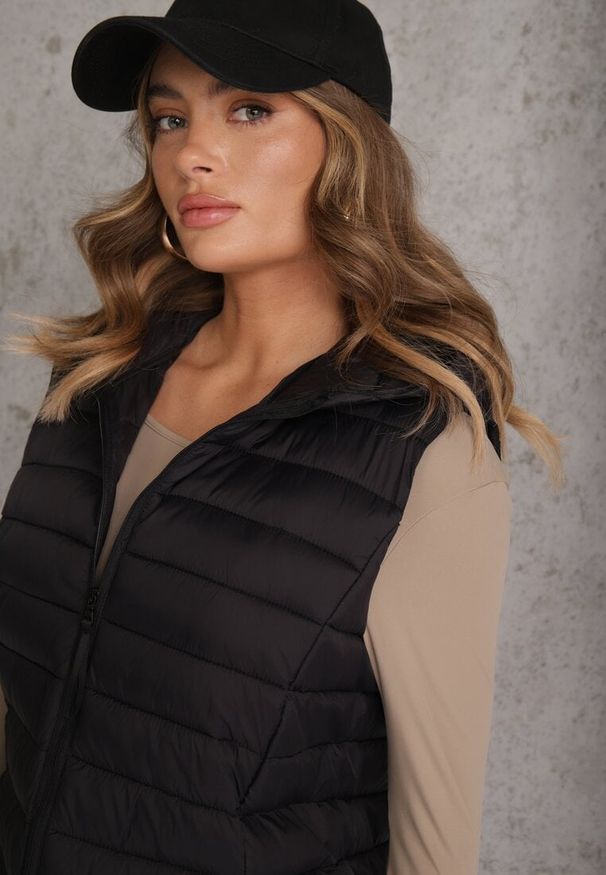 Renee - Czarna Przejściowa Kamizelka z Pikowaniem i Kapturem Neatwenna. Okazja: na co dzień. Typ kołnierza: kaptur. Kolor: czarny. Materiał: jeans. Styl: casual, elegancki, sportowy