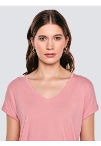 Big-Star - Koszulka damska o luźnym kroju różowa Valeria 601. Okazja: na co dzień. Typ kołnierza: dekolt w serek. Kolor: różowy. Materiał: dzianina, jeans, len, wiskoza. Długość rękawa: krótki rękaw. Długość: krótkie. Styl: casual, elegancki #5