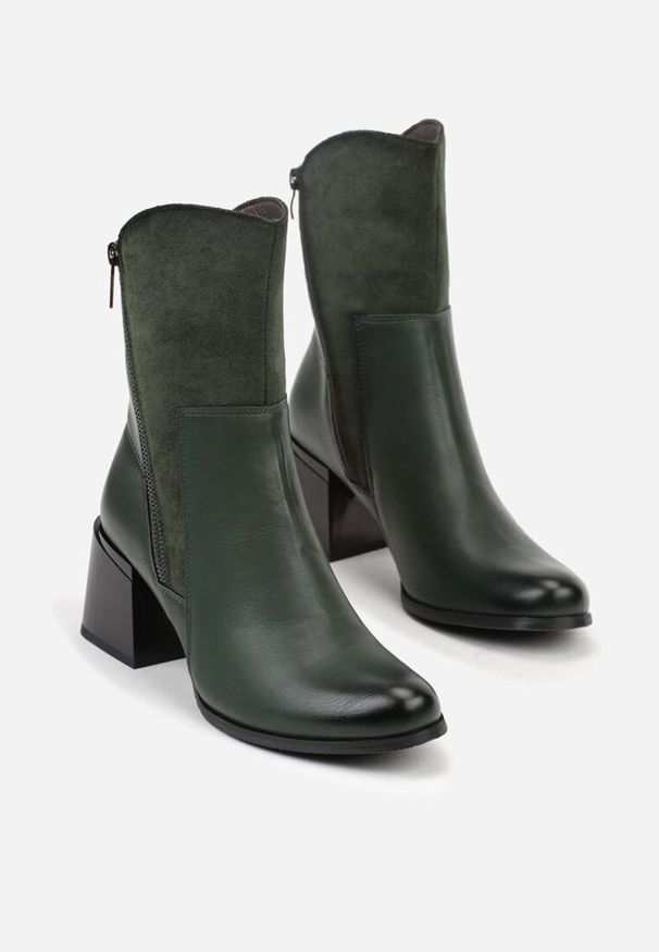 Born2be - Zielone Botki na Klocku z Asymetryczną Cholewką i Ozdobnym Suwakiem Anilerie. Okazja: na co dzień. Zapięcie: zamek. Kolor: zielony. Szerokość cholewki: normalna. Wzór: aplikacja. Materiał: skóra, jeans. Obcas: na obcasie. Styl: casual, elegancki. Wysokość obcasa: średni