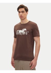 Mustang T-Shirt Austin 1016279 Brązowy Regular Fit. Kolor: brązowy. Materiał: bawełna
