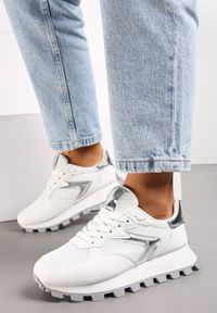 Renee - Białe Sneakersy na Grubej Podeszwie z Protektorem Ozdobione Wstawkami i Przeszyciami Anemil. Kolor: biały. Wzór: aplikacja #3