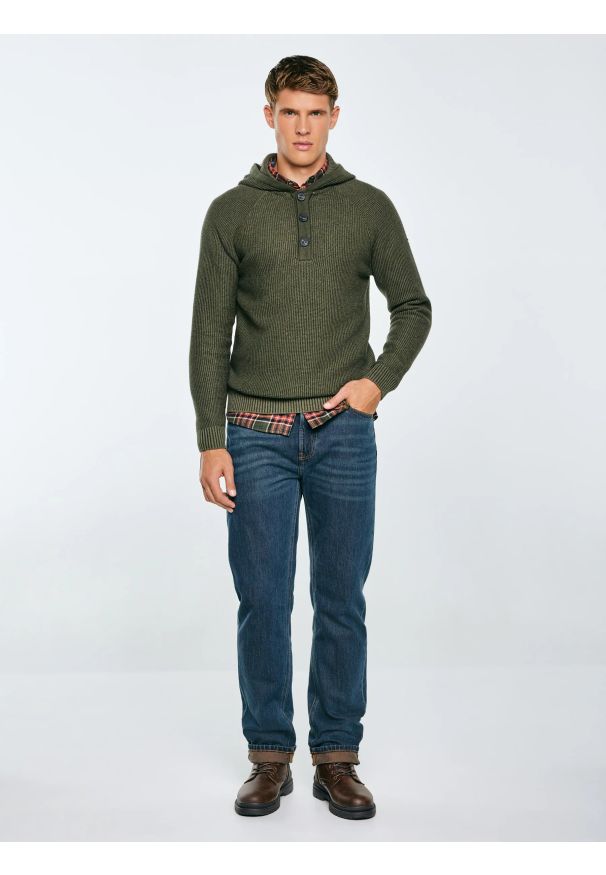 Big-Star - Sweter męski z kapturem khaki Carlson 303. Okazja: na co dzień, na spacer. Typ kołnierza: kaptur. Kolor: zielony. Materiał: bawełna, jeans, materiał, dzianina. Wzór: aplikacja, ze splotem. Styl: vintage, casual