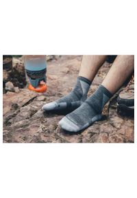 NA GIEAN - Skarpety Trekkingowe Na Giean Medium Weight Micro Light Grey. Kolor: szary