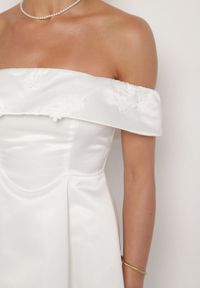 Born2be - Biała Satynowa Sukienka Hiszpanka Vices z Kwiatowymi Aplikacjami Fennalisa. Okazja: na ślub cywilny, na imprezę, na wesele. Typ kołnierza: dekolt hiszpanka. Kolor: biały. Materiał: satyna. Wzór: aplikacja, kwiaty. Sezon: lato #5