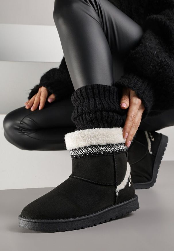 Renee - Czarne Śniegowce o Wsuwanym Fasonie z Haftem i Futrem przy Cholewce Mevinadia. Okazja: na co dzień. Kolor: czarny. Materiał: futro. Szerokość cholewki: normalna. Wzór: haft. Styl: casual