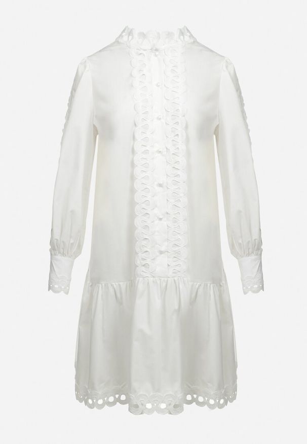 Born2be - Biała Sukienka Midi ze Stójką Perłowymi Guzikami i Wiązanym Paskiem Fenya. Typ kołnierza: kołnierzyk stójkowy. Kolor: biały. Materiał: materiał. Długość rękawa: długi rękaw. Wzór: ażurowy, aplikacja. Długość: midi