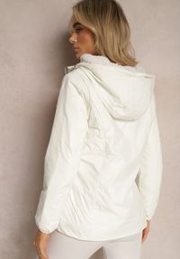 Renee - Biała Ocieplona Kurtka z Kapturem o Taliowanym Kroju Nivasha. Typ kołnierza: kaptur. Kolor: biały. Materiał: futro. Sezon: zima #3