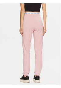 Guess Spodnie dresowe O5RB01 KCO31 Różowy Regular Fit. Kolor: różowy. Materiał: bawełna
