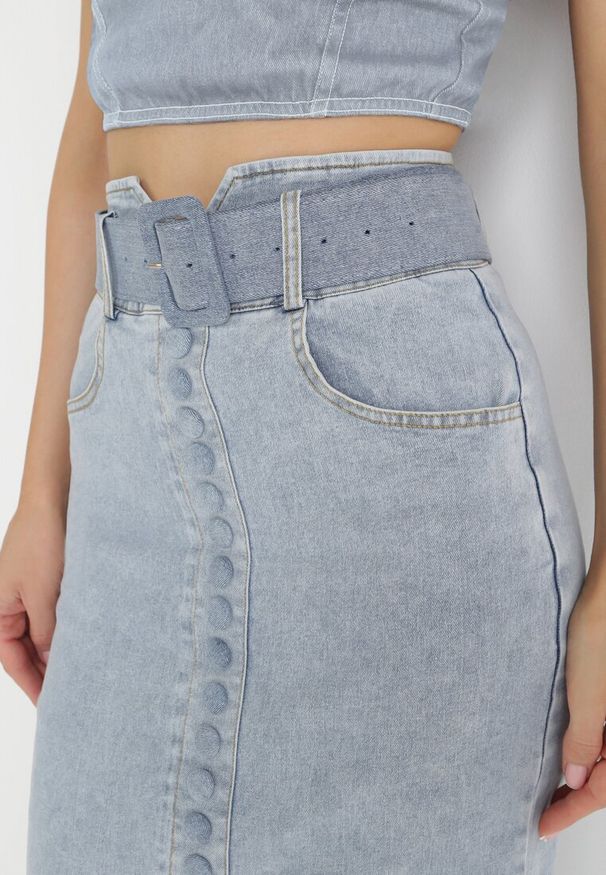 Born2be - Jasnoniebieska Ołówkowa Spódnica Midi Jeansowa z Guzikami Rilma. Kolor: niebieski. Materiał: jeans