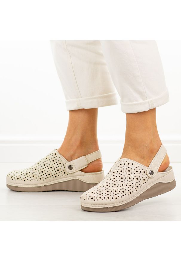 Beżowe klapki damskie na koturnie Vinceza 85206. Okazja: na co dzień. Kolor: beżowy. Materiał: skóra. Sezon: wiosna, lato. Obcas: na koturnie. Styl: elegancki, casual