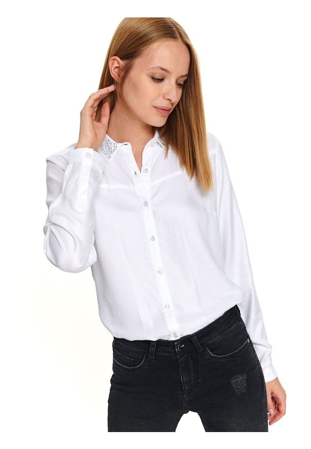 TOP SECRET - Klasyczna koszula z długim rękawem. Okazja: do pracy. Kolor: biały. Materiał: jeans, bawełna. Długość rękawa: długi rękaw. Długość: długie. Wzór: aplikacja. Sezon: zima, jesień. Styl: klasyczny