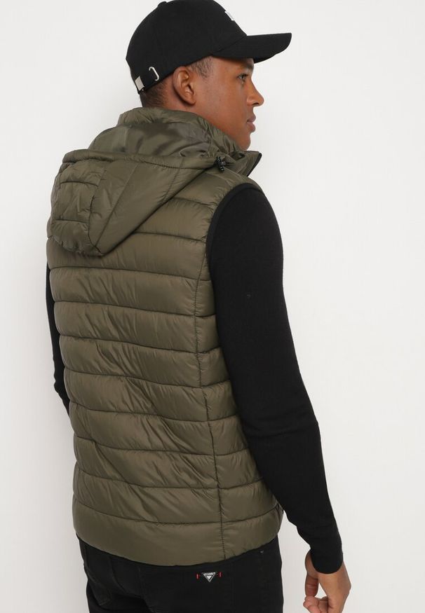 Born2be - Zielona Kamizelka z Pikowanym Wzorem i Odpinanym Kapturem Podgrzewana przez USB Rinnelia. Okazja: na co dzień. Kolor: zielony. Materiał: jeans, sztruks. Styl: casual