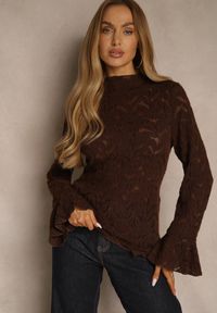 Renee - Brązowa Bluzka z Koronki ze Stójką i Falbankami przy Rękawach Nemira. Typ kołnierza: kołnierz z falbankami, kołnierzyk stójkowy. Kolor: brązowy. Materiał: koronka. Wzór: koronka #5