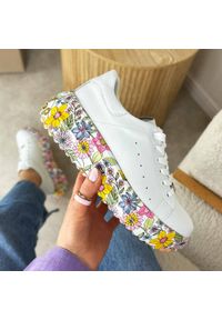 Białe skórzane sneakersy damskie na platformie Filippo Dp7507/26. Okazja: na spacer, na co dzień. Nosek buta: okrągły. Kolor: biały. Materiał: skóra. Szerokość cholewki: normalna. Sezon: wiosna, jesień, lato. Obcas: na platformie. Sport: turystyka piesza #1