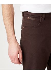 Wrangler - SPODNIE MĘSKIE WRANGLER TEXAS CHOCOLATE BROWN W121TA336