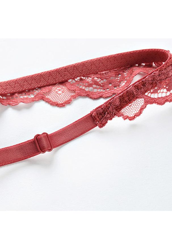 Intica - Zestaw bielizny koronkowej z figami regulowanymi Birga. Kolor: czerwony. Materiał: koronka. Wzór: koronka