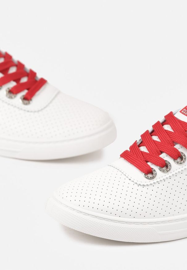 Born2be - Biało-Czerwone Tenisówki z Ażurową Cholewką i Cyrkoniami Liricela. Okazja: na co dzień. Kolor: biały, czerwony. Materiał: jeans. Szerokość cholewki: normalna. Wzór: ażurowy. Styl: klasyczny, casual