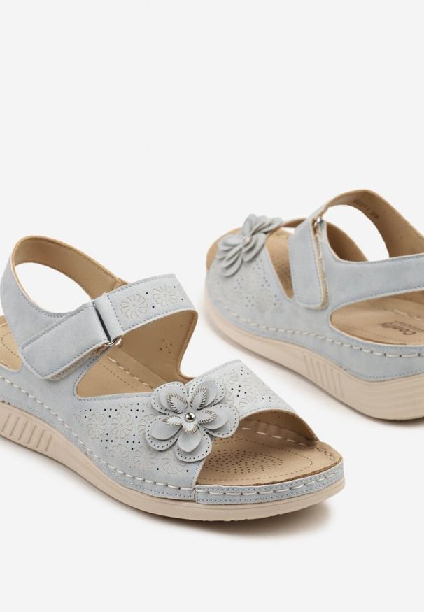 Born2be - Jasnoniebieskie Sandały na Koturnie z Kwiatem 3D Natisella. Zapięcie: rzepy. Kolor: niebieski. Wzór: kwiaty. Sezon: lato. Obcas: na koturnie. Styl: elegancki