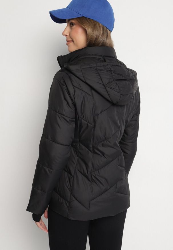 Born2be - Czarna Kurtka z Szerokim Pikowaniem i Kapturem Yasidi. Okazja: na co dzień. Kolor: czarny. Materiał: jeans. Styl: elegancki, casual