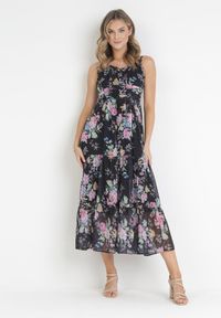 Born2be - Czarna Sukienka Aegerios. Typ kołnierza: dekolt w serek. Kolor: czarny. Materiał: tkanina. Długość rękawa: na ramiączkach. Wzór: geometria, kwiaty. Długość: maxi #1