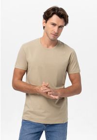 Volcano - Bawełniana koszulka T-BASIC. Kolekcja: plus size. Kolor: beżowy. Materiał: bawełna. Długość rękawa: krótki rękaw. Długość: krótkie. Styl: klasyczny #1