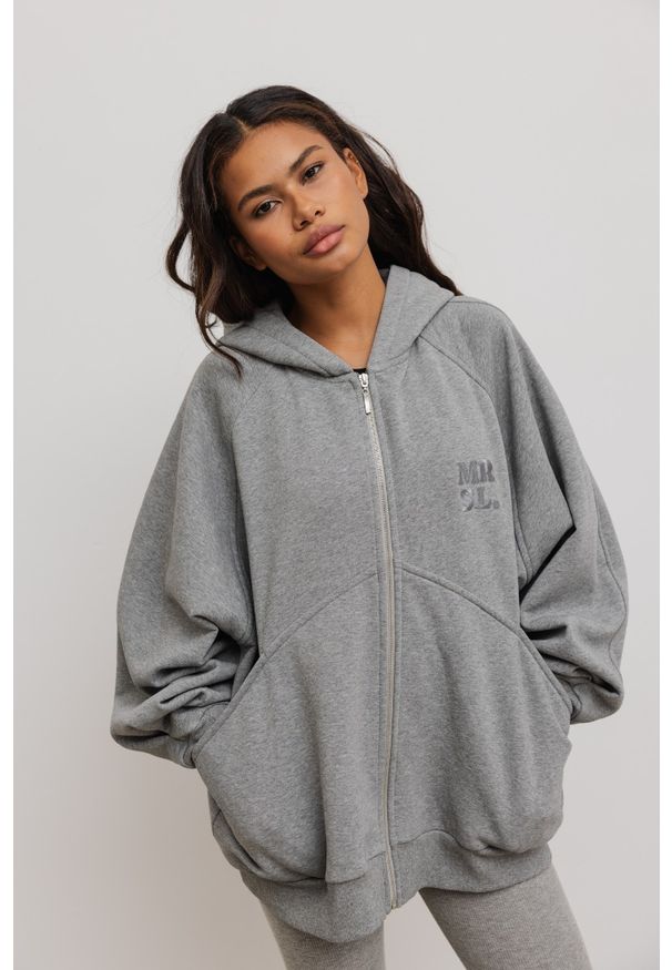 Marsala - Bluza typu oversize z HAFTEM, w kolorze GREY MELANGE- DALLAS. Typ kołnierza: kaptur. Materiał: dzianina, bawełna, poliester. Wzór: haft. Styl: sportowy