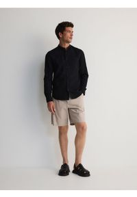 Reserved - Koszula slim fit z kieszonką - czarny. Kolor: czarny. Materiał: bawełna, tkanina #1