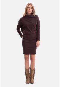BeWear - Bawełniana ołówkowa sukienka z dzianiny zbluzowana c.brąz. Okazja: do pracy, na randkę, na co dzień. Typ kołnierza: golf, kołnierzyk stójkowy, typu klepsydra. Kolor: brązowy. Materiał: dzianina, bawełna. Typ sukienki: ołówkowe. Styl: elegancki, casual. Długość: mini #3