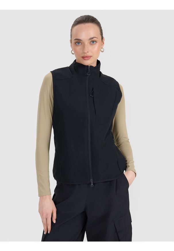 4f - 4F Bezrękawnik ze stójką damski - czarny XS. Okazja: na co dzień. Typ kołnierza: kołnierzyk stójkowy. Kolor: czarny. Materiał: dzianina, poliester, materiał, syntetyk, tkanina, puch. Długość rękawa: bez rękawów. Długość: krótkie. Wzór: gładki. Styl: klasyczny, casual, elegancki, sportowy