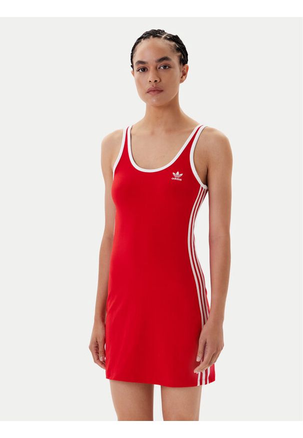 Adidas - adidas Sukienka codzienna adicolor 3-Stripes JW2584 Czerwony Slim Fit. Okazja: na co dzień. Kolor: czerwony. Materiał: bawełna. Typ sukienki: proste. Styl: casual