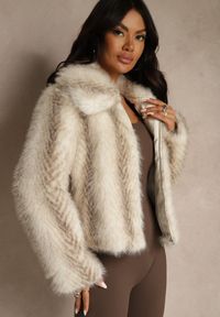 Renee - Jasnobeżowa Klasyczna Kurtka Futerko z Zapięciem na Zamek Błyskawiczny Tuswella. Kolor: beżowy. Materiał: futro. Styl: klasyczny #4