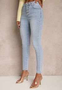 Renee - Jasnoniebieskie Jeansy Skinny z Bawełną High Waist Ozdobione Guzikami Felariel. Stan: podwyższony. Kolor: niebieski. Wzór: aplikacja #2