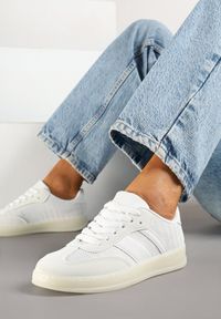 Born2be - Białe Sneakersy Typu Tenisówki z Ozdobnymi Paskami Amodelle. Okazja: na co dzień. Zapięcie: pasek. Kolor: biały. Materiał: jeans. Wzór: paski. Obcas: na obcasie. Wysokość obcasa: niski