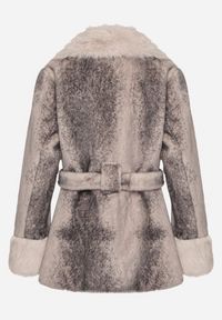 Born2be - Beżowa Kurtka Futerko z Wiązanym Paskiem Ozdobnymi Mankietami i Kołnierzem Coellame. Okazja: na co dzień. Kolor: beżowy. Materiał: futro. Styl: casual, elegancki, klasyczny #4