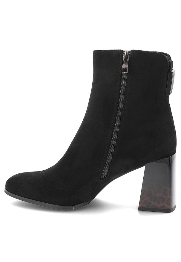 Czarne Botki Goodin Wygodne Obuwie Damskie Zapinane Na Suwak. Okazja: na co dzień, na spotkanie biznesowe. Zapięcie: zamek. Kolor: czarny. Szerokość cholewki: normalna. Wzór: geometria. Materiał: zamsz. Obcas: na obcasie. Styl: elegancki, klasyczny, biznesowy, wizytowy, casual. Wysokość obcasa: średni